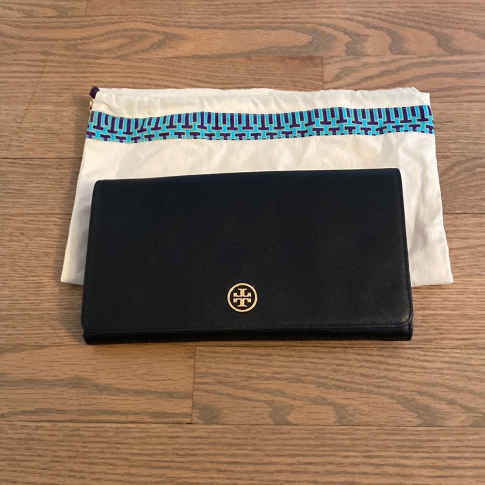 Tory Burch wallet clutch w/ dust bag. Excellent condition.